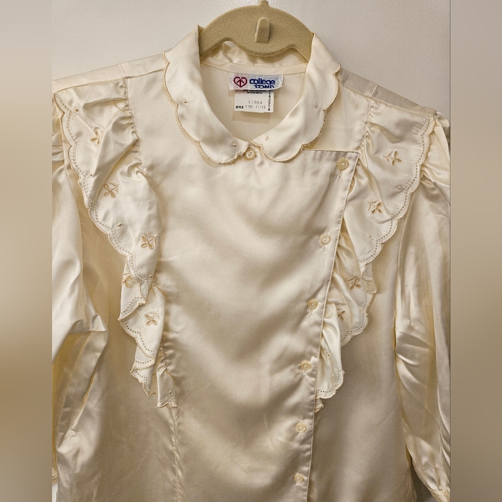 VINTAGE - NWOT - "College Town" Satin - Cream - Size 11/12